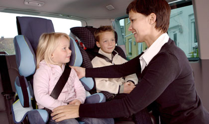 Was wenn sich das Kleinkind im Auto selbst aus dem Sitz abschnallt?