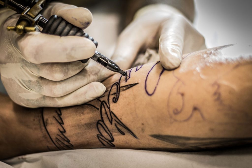 Tattoo mit Totenkopf schließt Eignung für Polizeidienst nicht aus